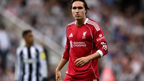 王源演绎《圆舞曲》舞台现意外，观众惊呼跑调引热议